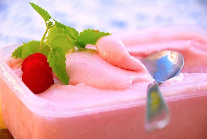 billede med nem og hjemmelavet hindbærsorbet