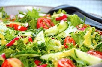 Frillice salat med radiser, tomater og agurk