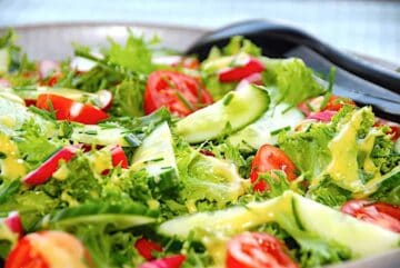 Billede af frillice salat med radiser, tomater og agurk.