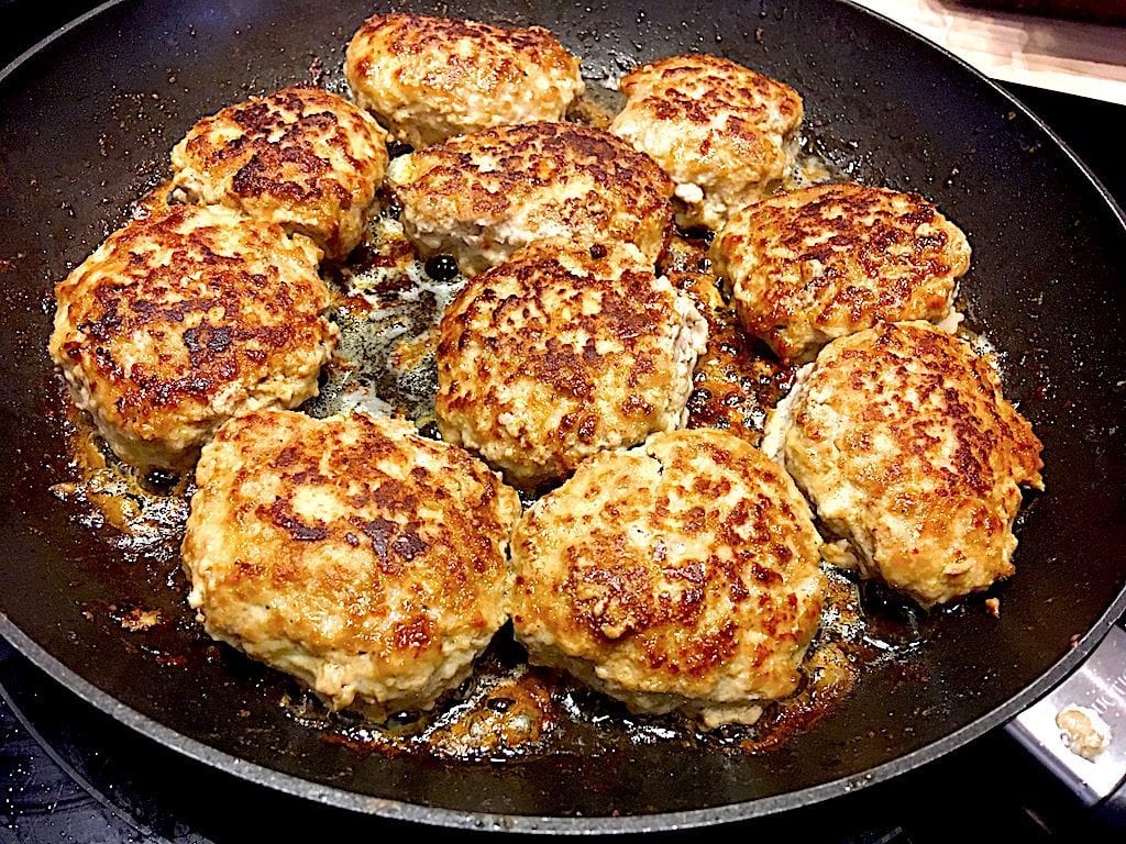 billede med kalvefrikadeller på pande