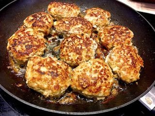 billede med kalvefrikadeller på pande