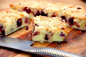 Den sprøde crumble gør lige din brombærkage ekstra lækker, og den er altså nem at lave. Crumblen fordeles jævnt over hele kagen, og den flyder pænt under bagningen i ovnen. Foto: Madensverden.dk.