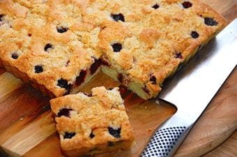 billede med brombærkage med crumble