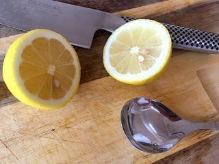 billede med citron til brombærmarmelade