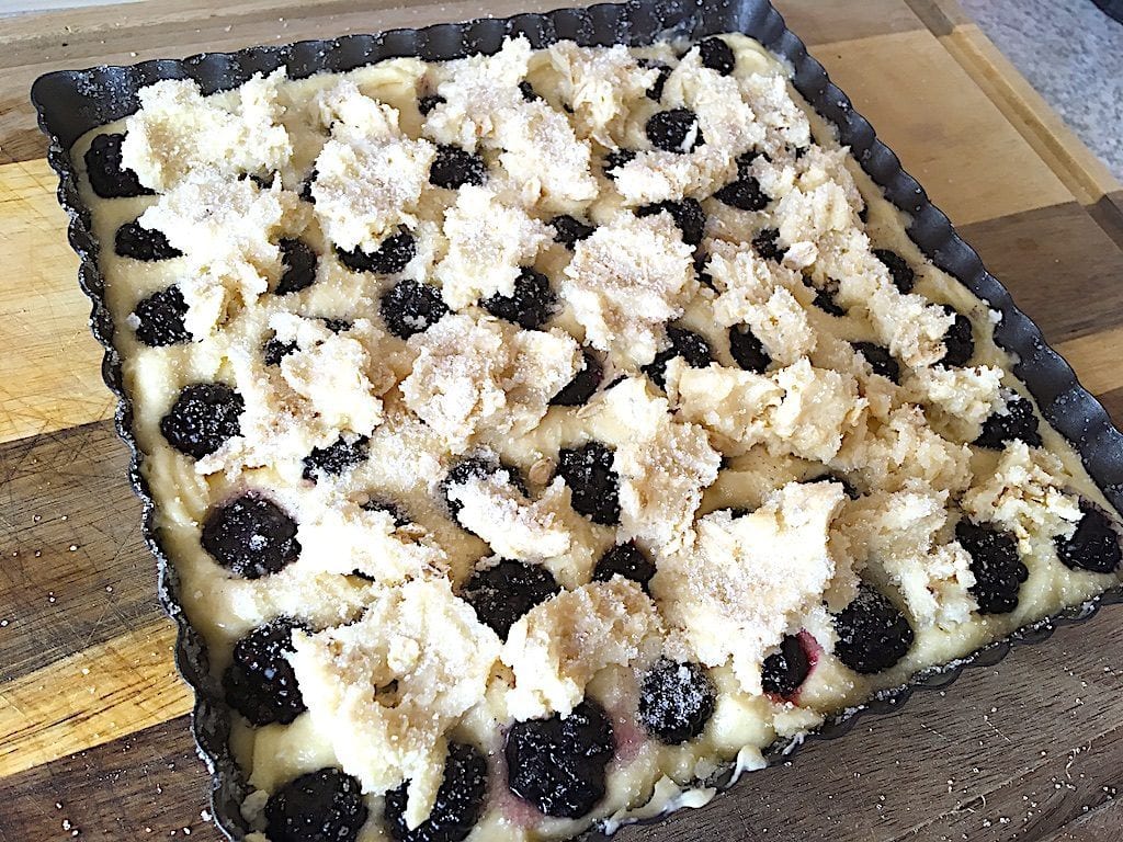 billede med crumble på brombærkage