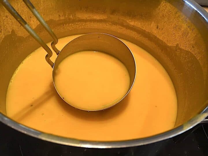 billede med færdigkogt græskarsuppe