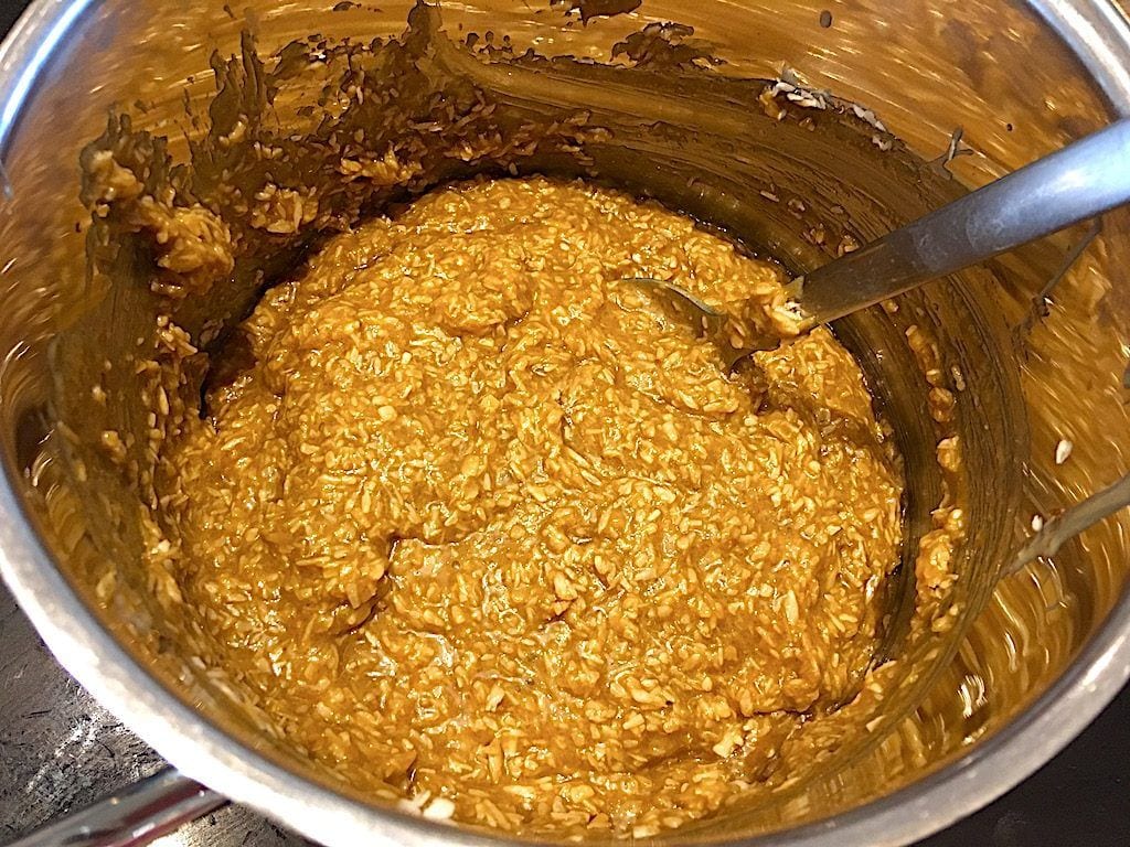 billede med kokostopping i gryde til drømmekage