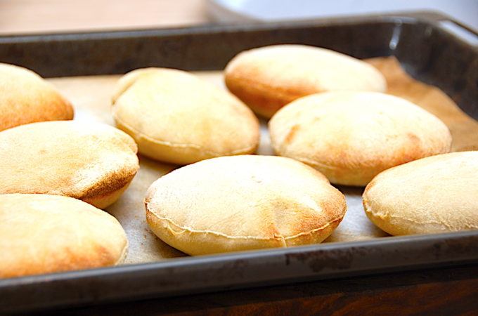 billede med pitabrød på bageplade