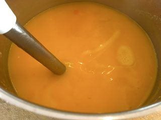 billede med stavblender i græskarsuppe