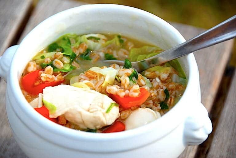 Kylling i bouillon med spidskål og hvedekerner