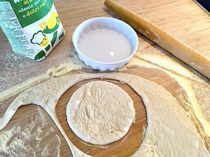 pitabrød udstikkes