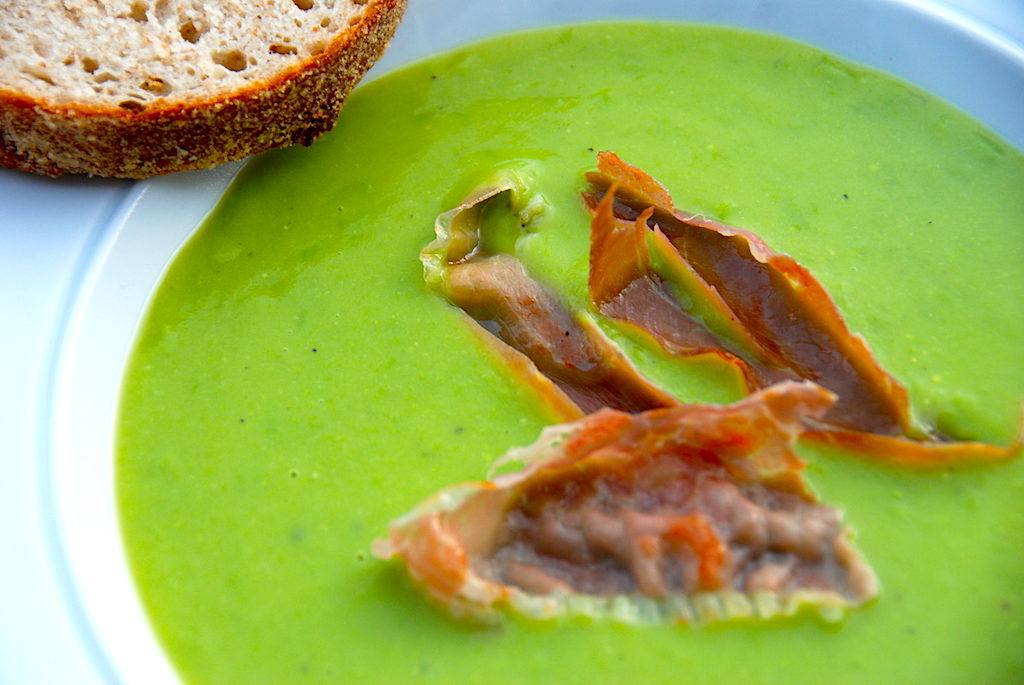 servering af ærtesuppe