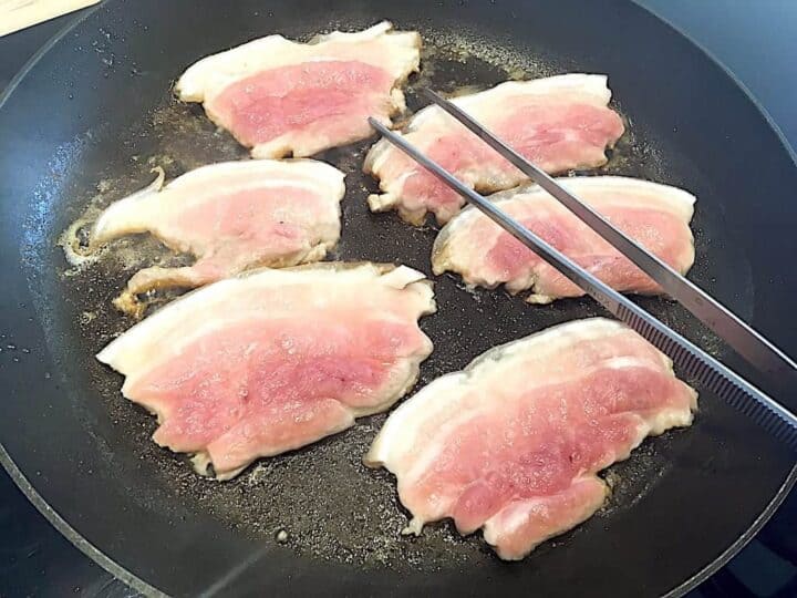 stegning af stegt flæsk på pande