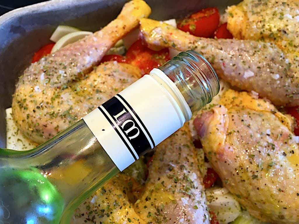 vin tilsættes kyllingefad