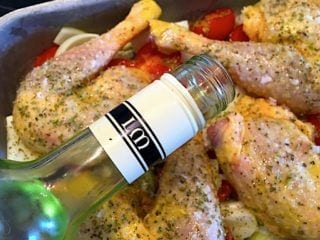 vin tilsættes kyllingefad
