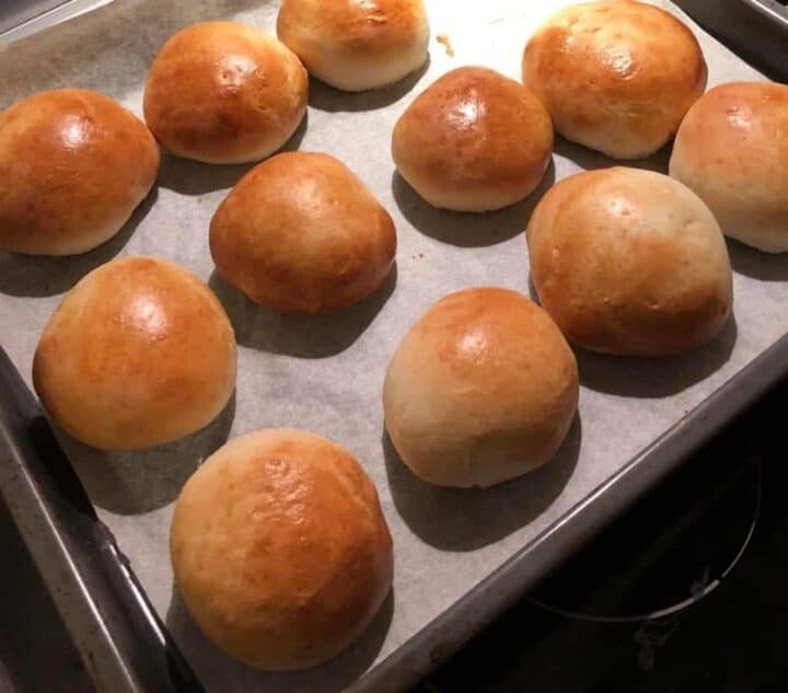 billede med boller på bageplade