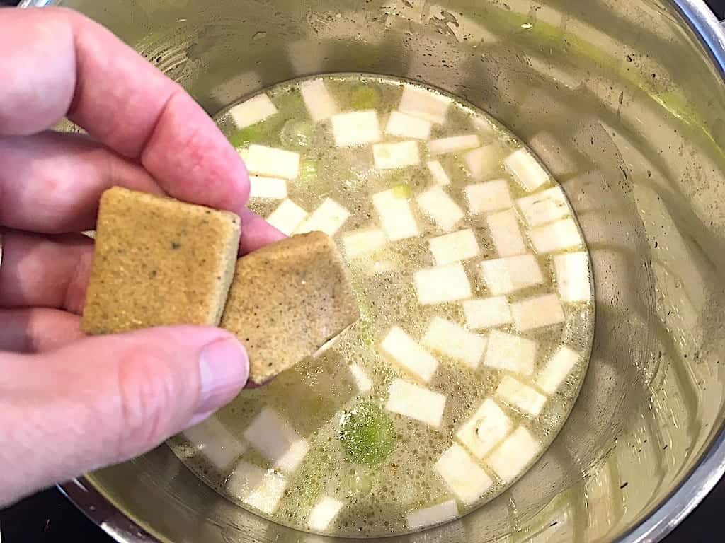 billede med bouillon til kartoffelsuppe