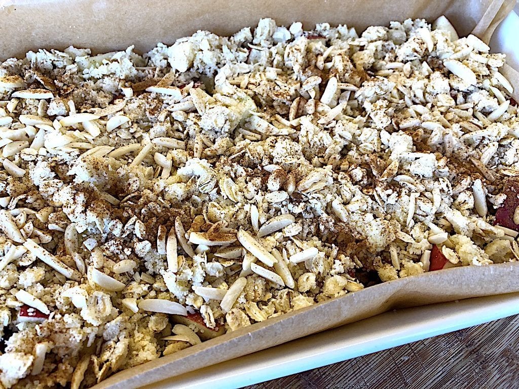 billede med crumble på æblecrumble