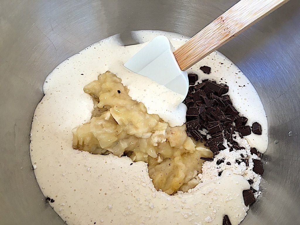 billede med dej i skål til bananmuffins