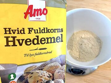 billede med hvid fuldkorns hvedemel til grovboller