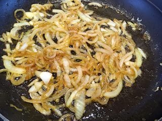 billede med karamelliserede løg til cowboytoast