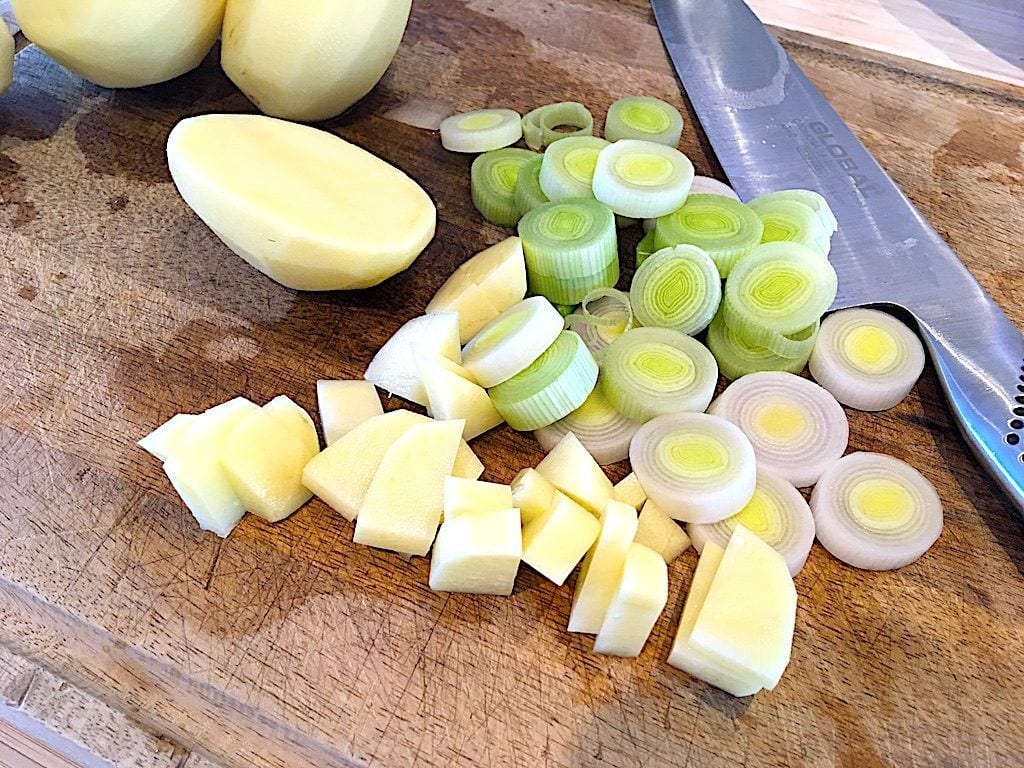 billede med kartofler og porrer til kartoffelsuppe
