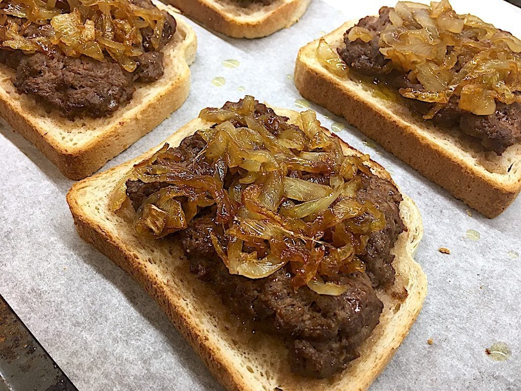 billede med løg på cowboytoast