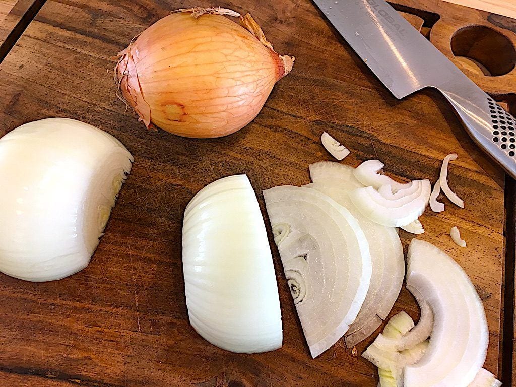billede med løg til hakkebøf med bløde løg