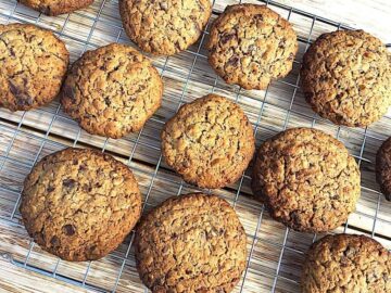 billede med nybagte cookies med havregryn og chokolade