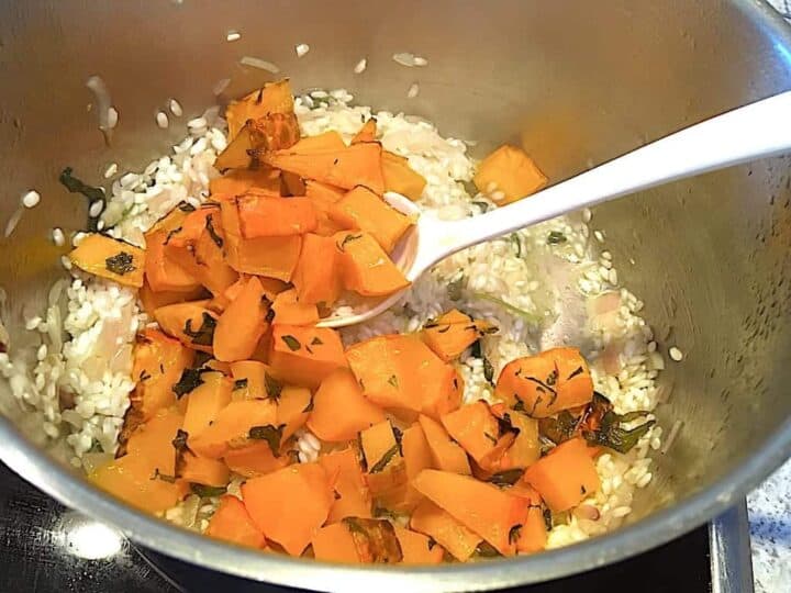 billede med tilberedning af græskarrisotto