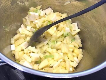 billeder med grøntsager i gryde til kartoffelsuppe