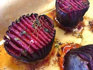 færdigbagte hasselback rødbeder med timian