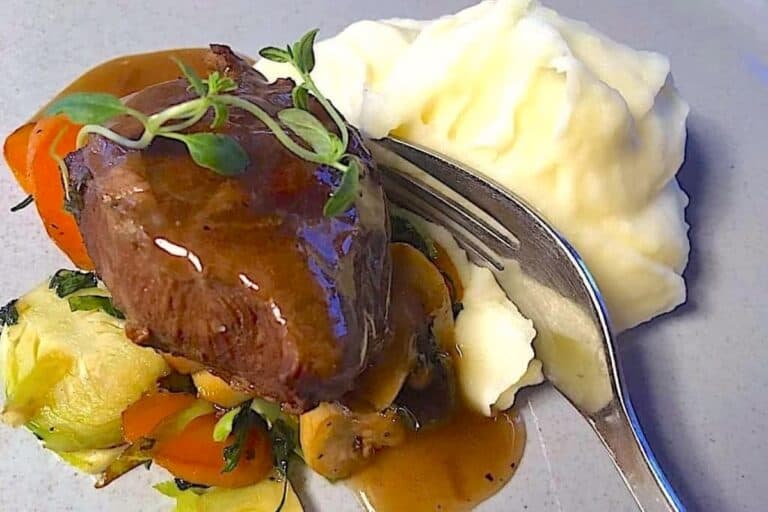 Svinekæber i gryde med madeira og sauce