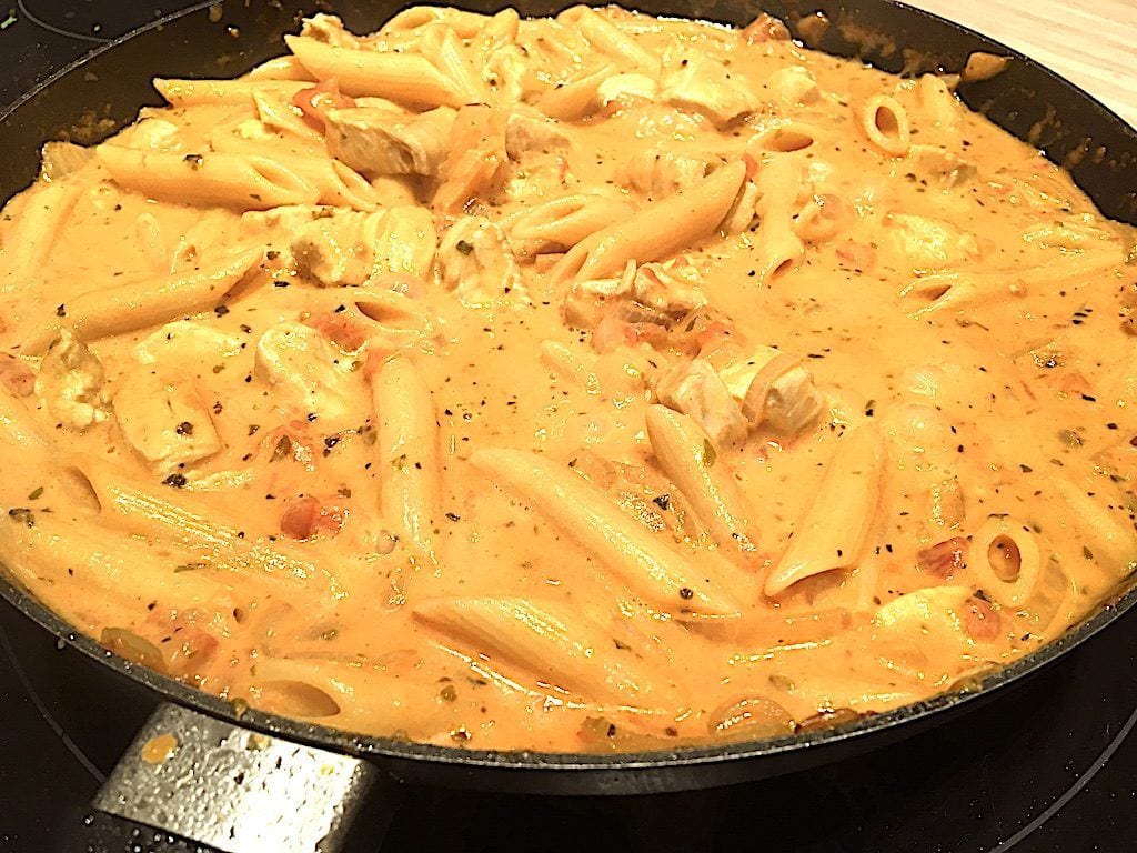 billede med færdig kyllingepande med pasta