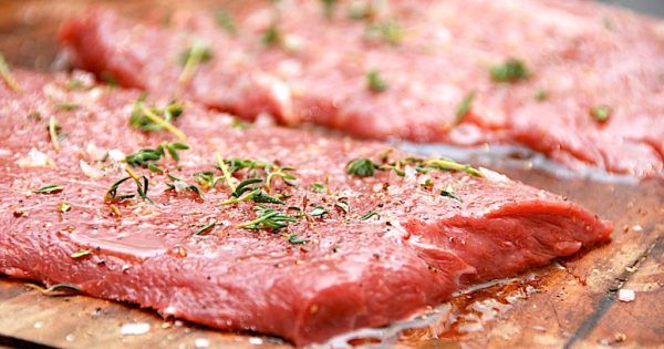 billede med flat iron steak på skærebræt