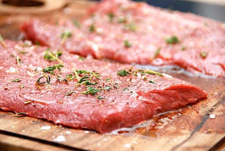 billede med flat iron steak på skærebræt