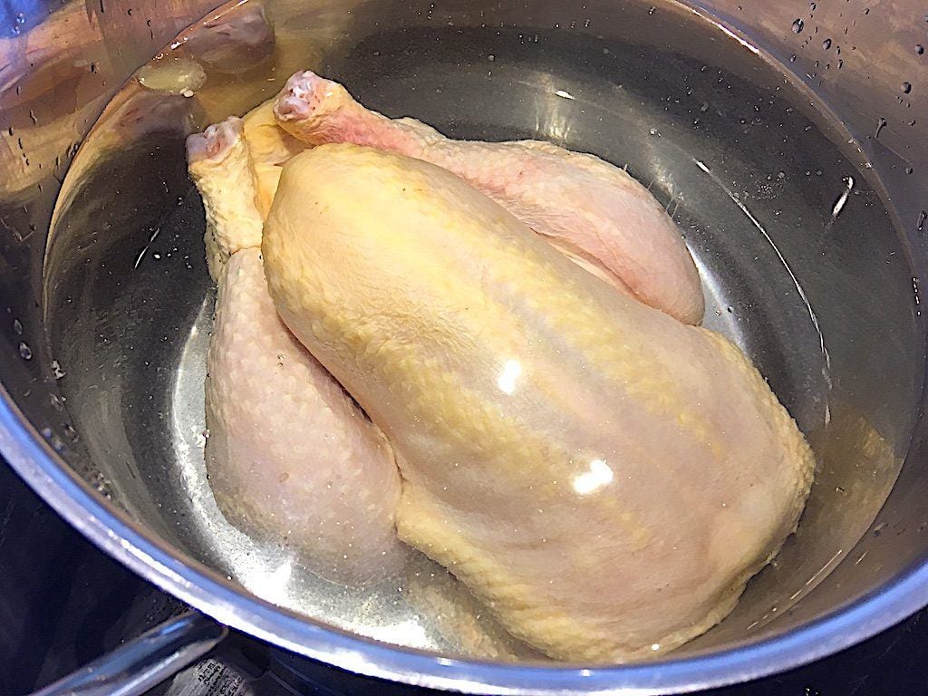 billede med høne eller kylling i gryde til hønsekødssuppe