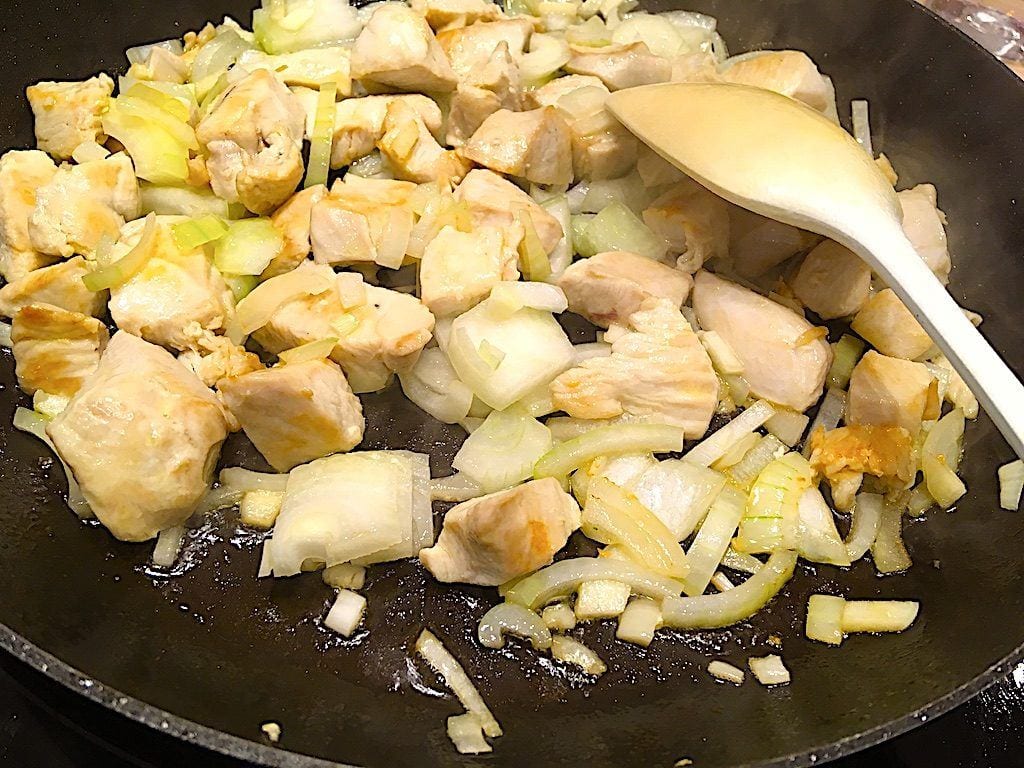 billede med kyllingefilet i tern og løg til kyllingepande