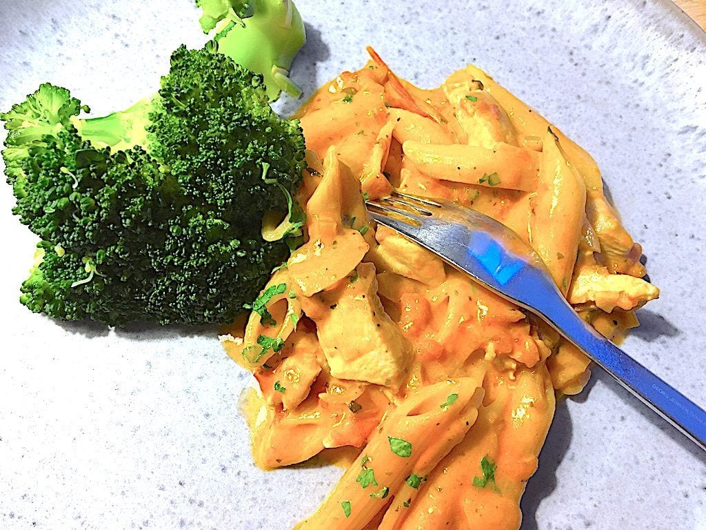 billede med kyllingepande og broccoli