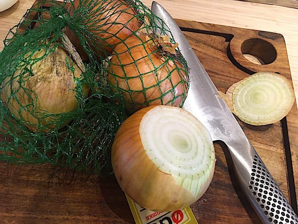 billede med løg til løgsuppe