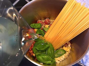 billede med one pot spaghetti gryde