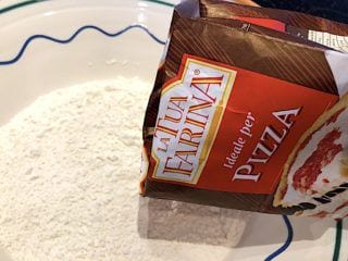 billede med pizzamel i skål