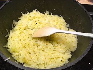 billede med sauterede løg til løgsuppe