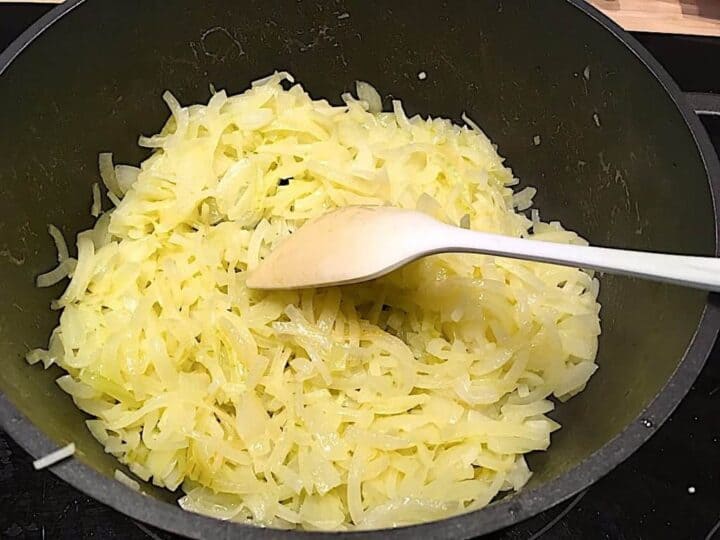 billede med sauterede løg til løgsuppe