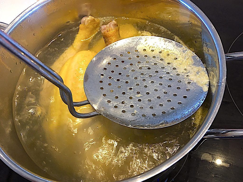 billede med skumning af hønsekødssuppe