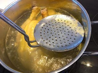 billede med skumning af hønsekødssuppe