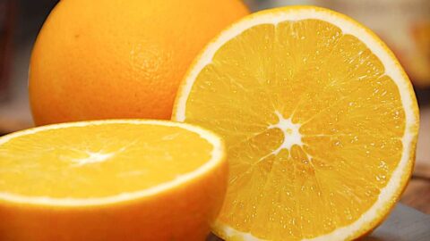 Moden appelsin med orange skræl.