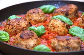 billede med italienske frikadeller i tomatsovs på pande