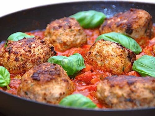 billede med italienske frikadeller i tomatsovs på pande