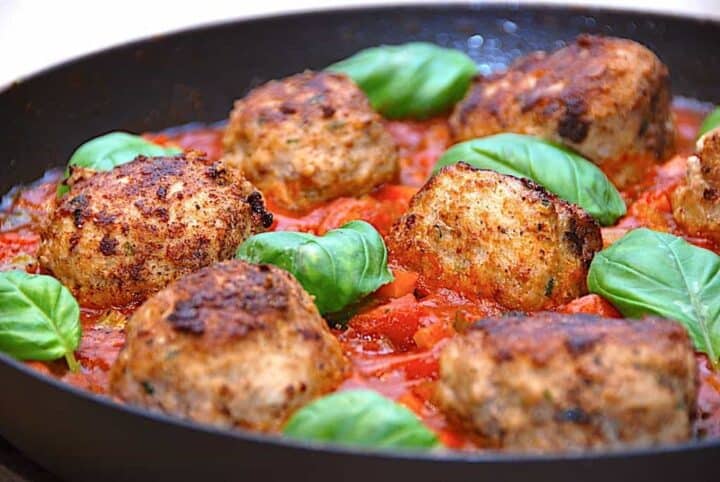 billede med italienske frikadeller i tomatsovs på pande